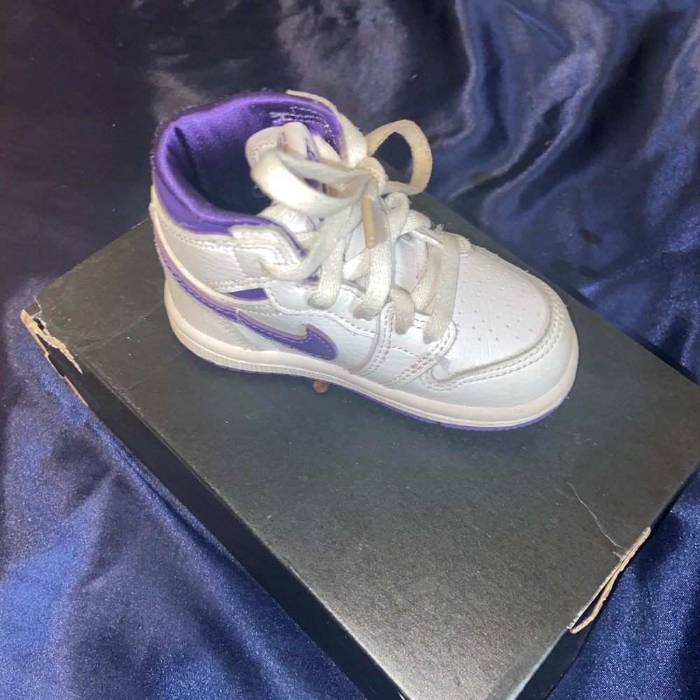 Infant unisex’s Jordan 1 high OG size 5c White court purple and violet court.
